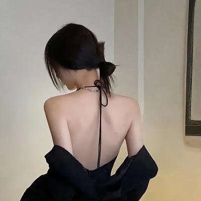 她对星星歌唱